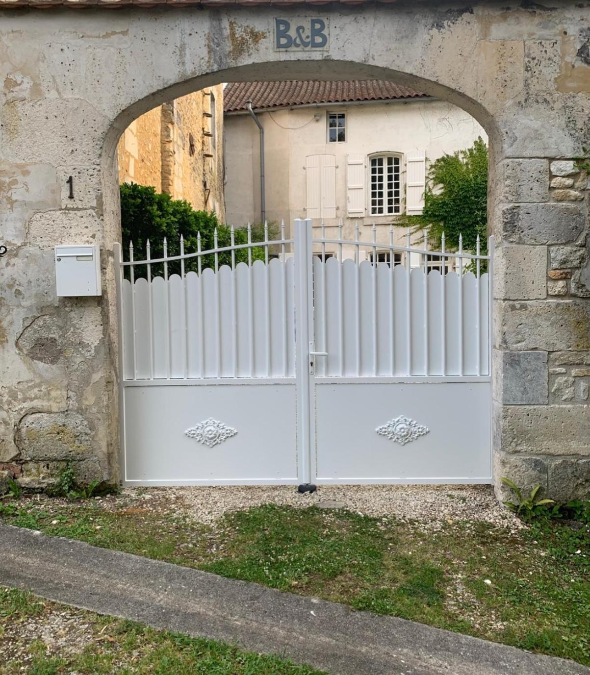 La Maison Du Pont La Rochebeaucourt-et-Argentine Екстериор снимка
